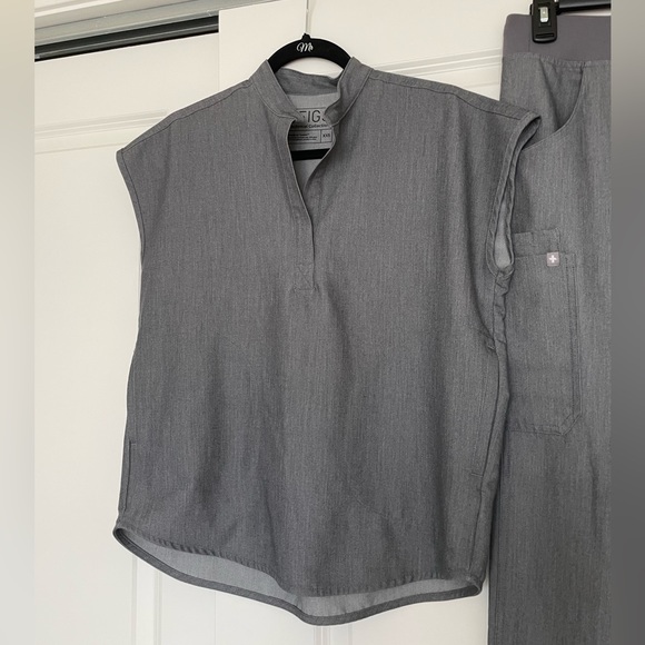 SOLD Figs SET graphite Rafaela XXS top/ Kade XS bottoms - Picture 2 of 6